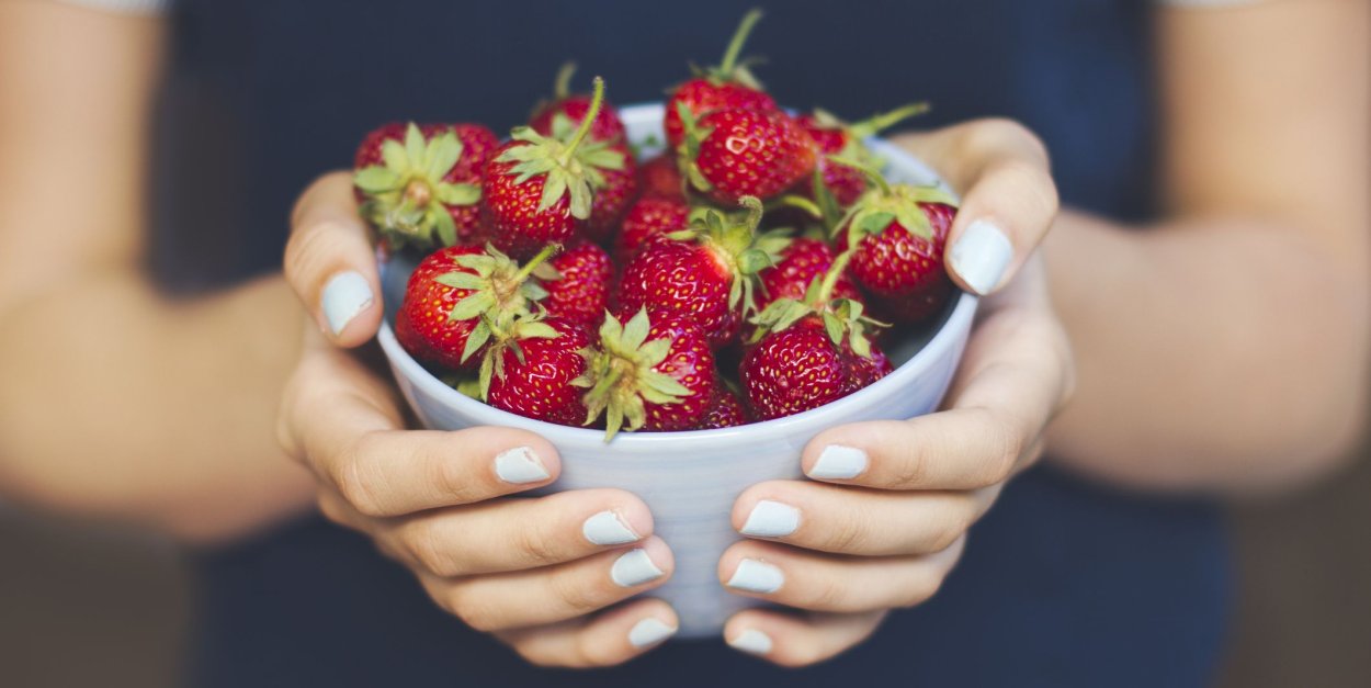 Клубника в руках
