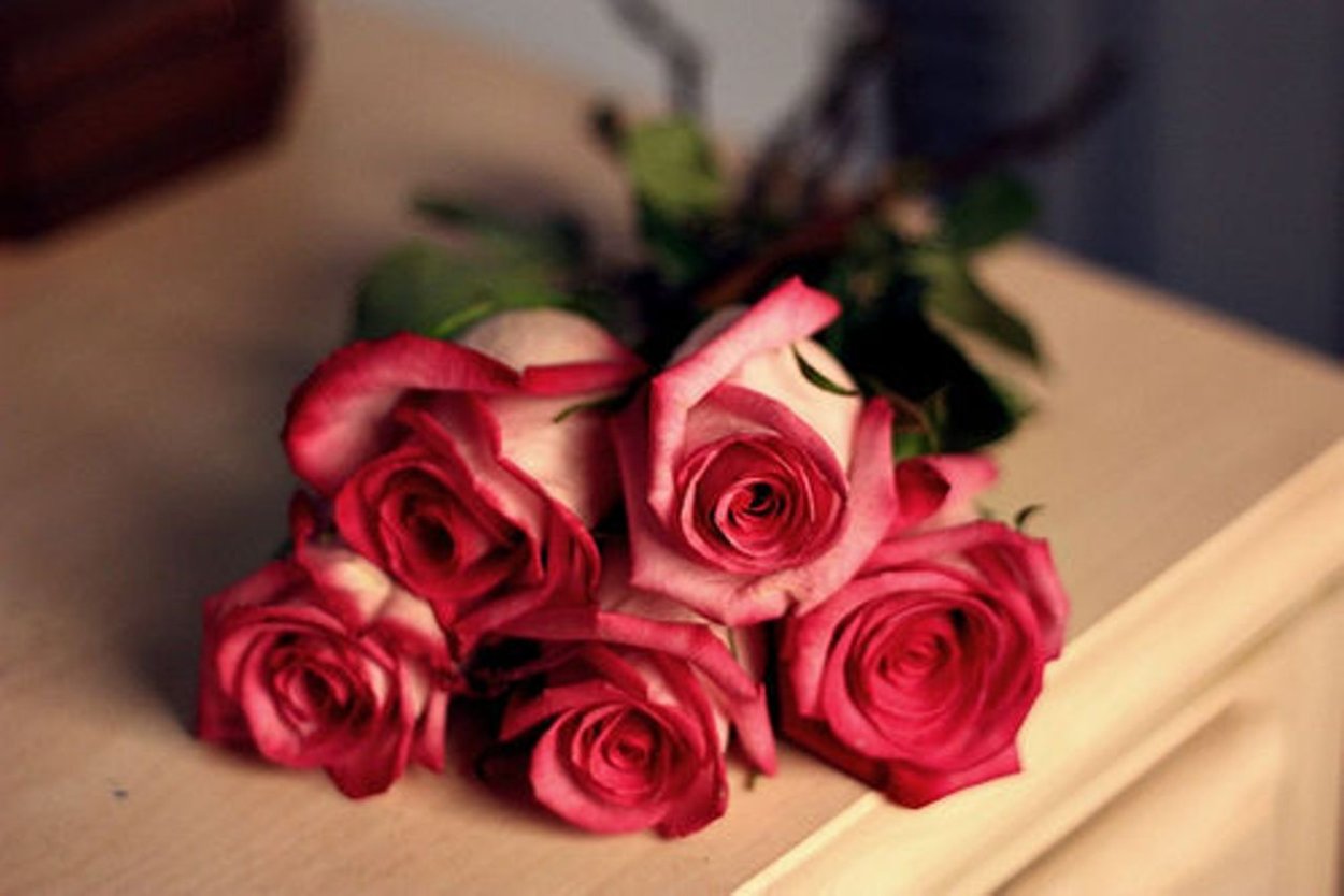 Цветы букет лежит на столе