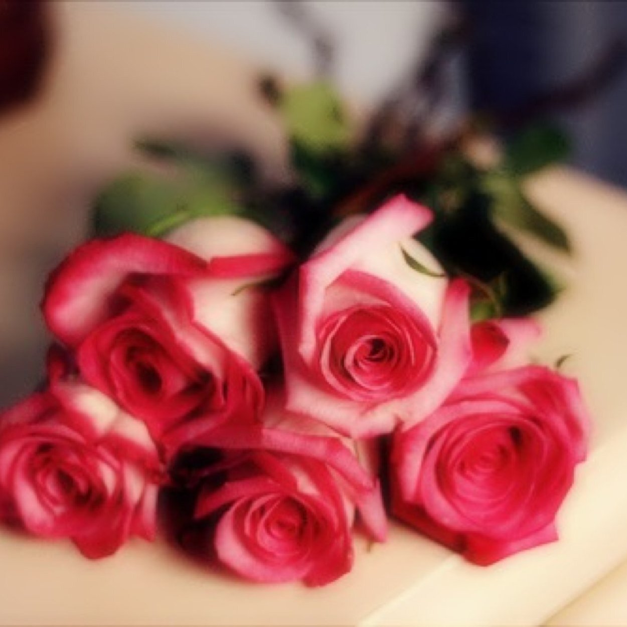 Букет красных роз на столе