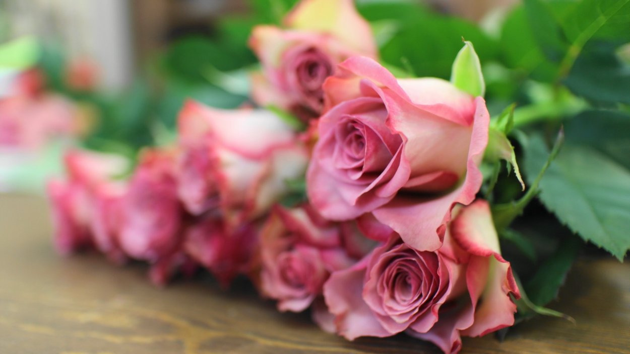 Букет розовых роз на столе