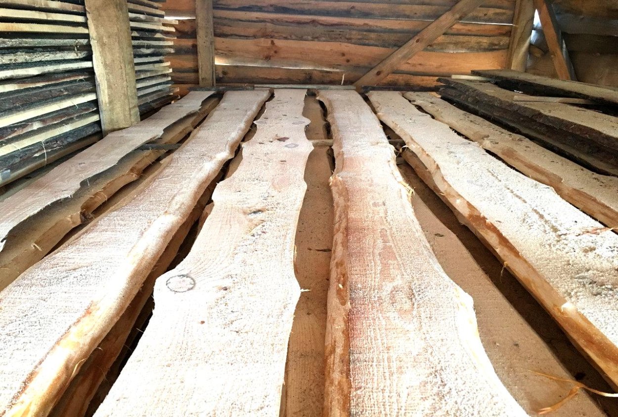 Необрезная доска на полу