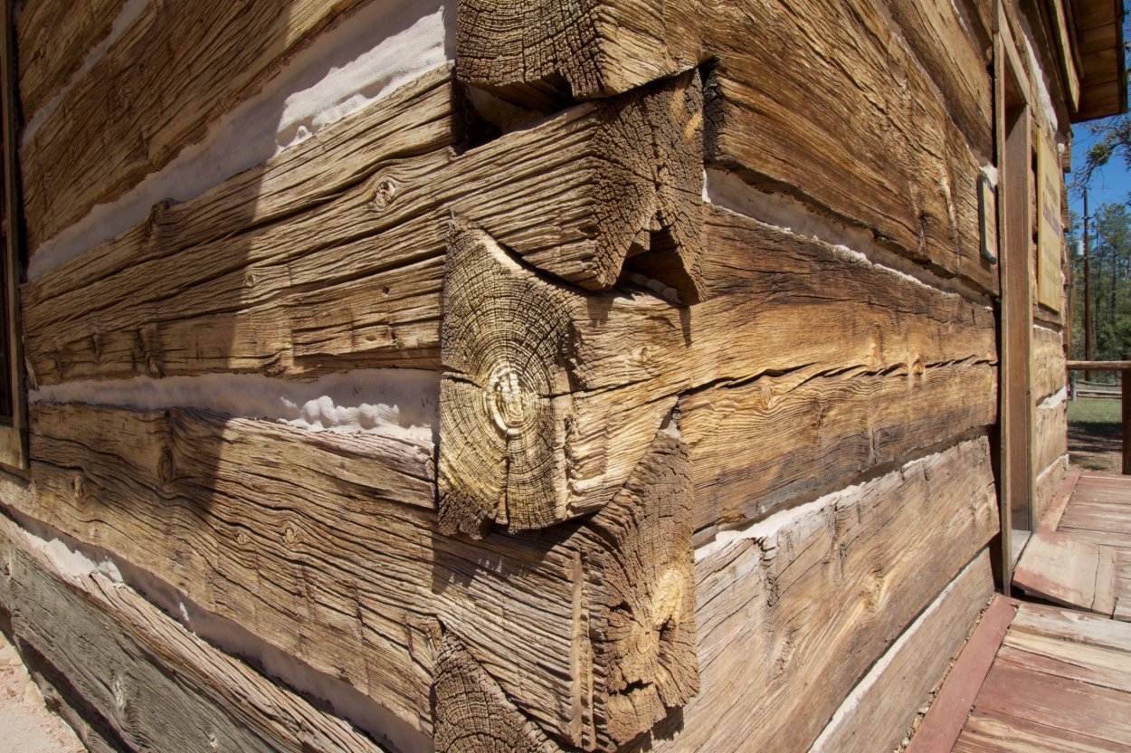 Необрезная доска в интерьере