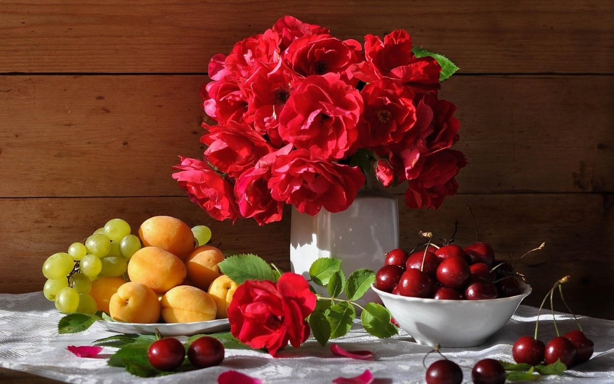 Цветы и фрукты на столе