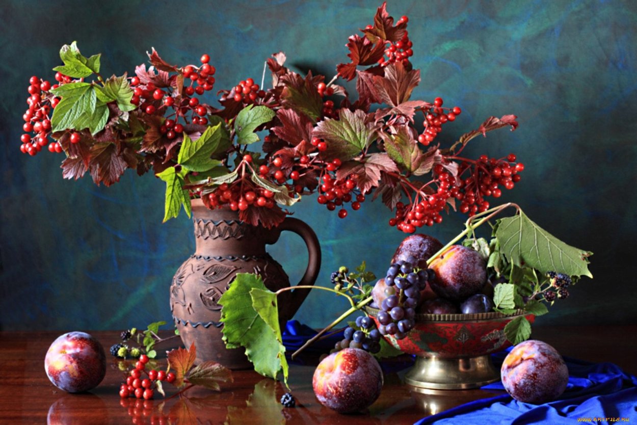 Осенний натюрморт с цветами и фруктами