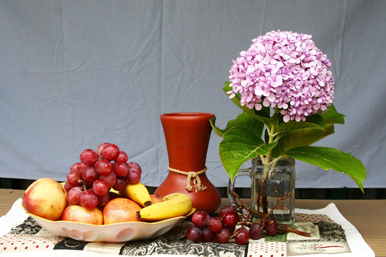 Натюрморт ваза с цветами и фруктами