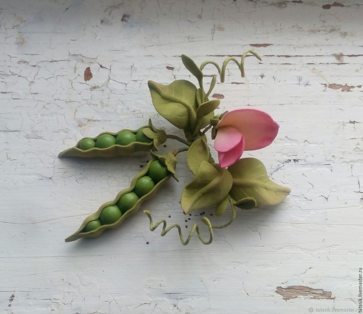 Брошь зеленый горошек