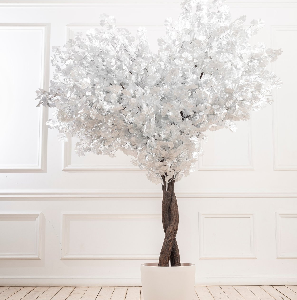 Белое декоративное дерево
