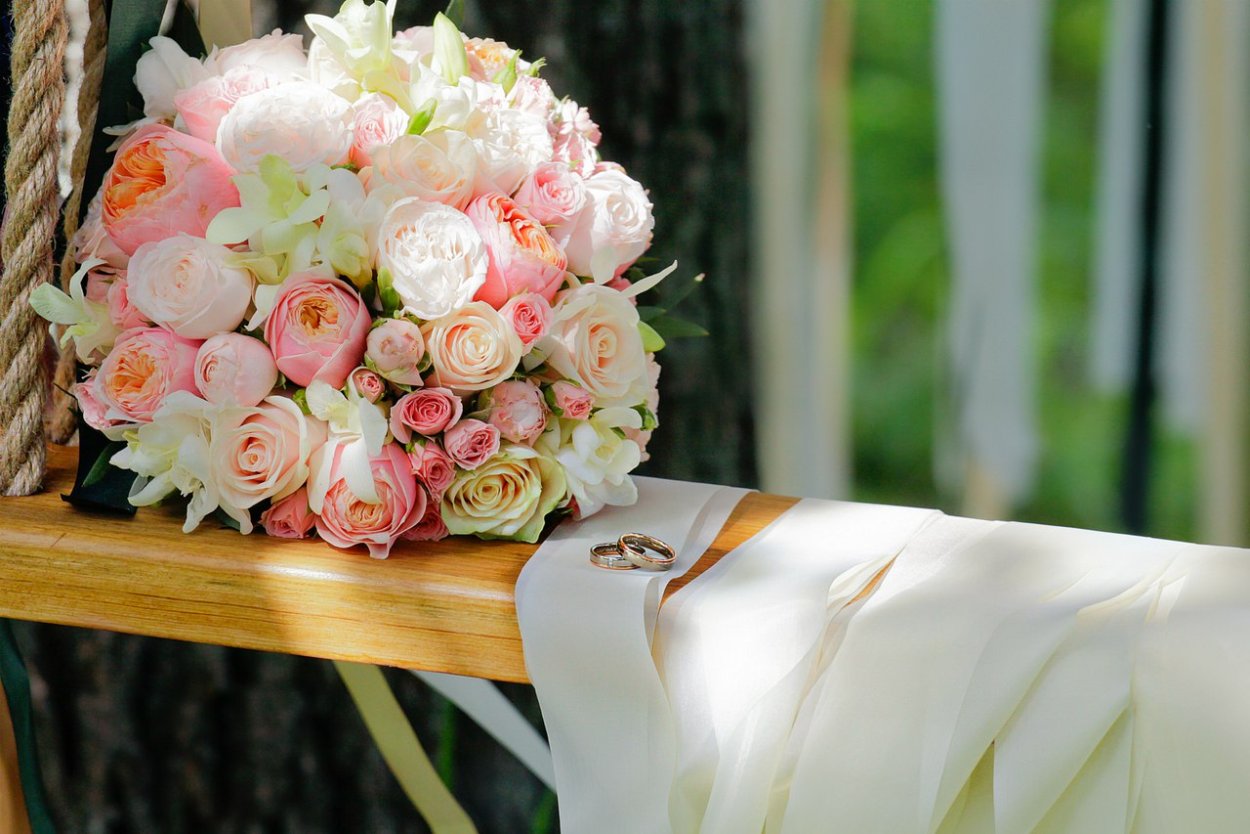 Нежный букет пионовидных роз