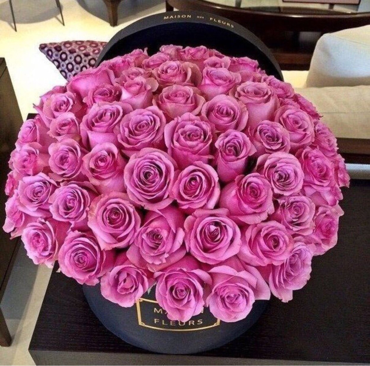 Букет роз в машине ярко розовых