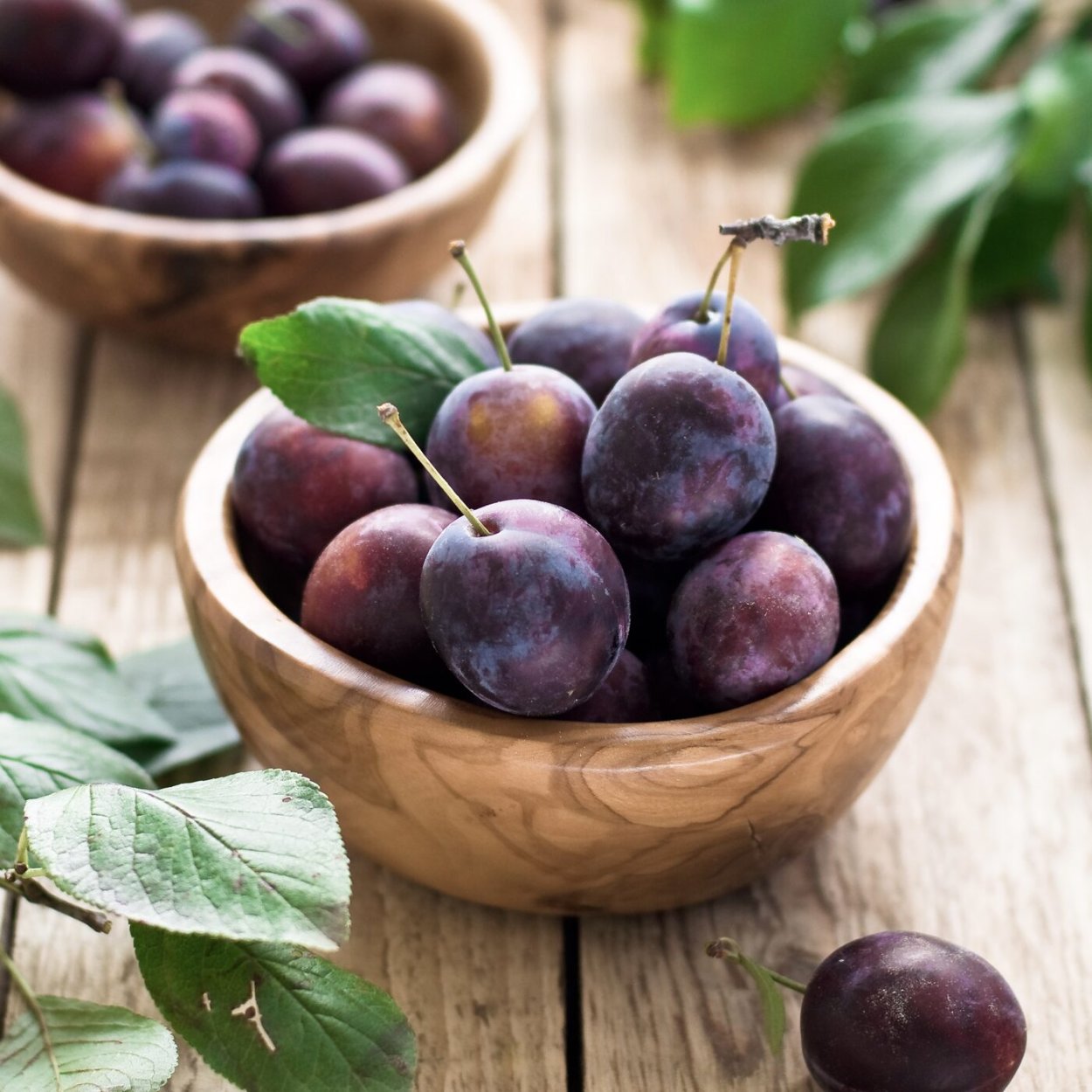 Слива на столе