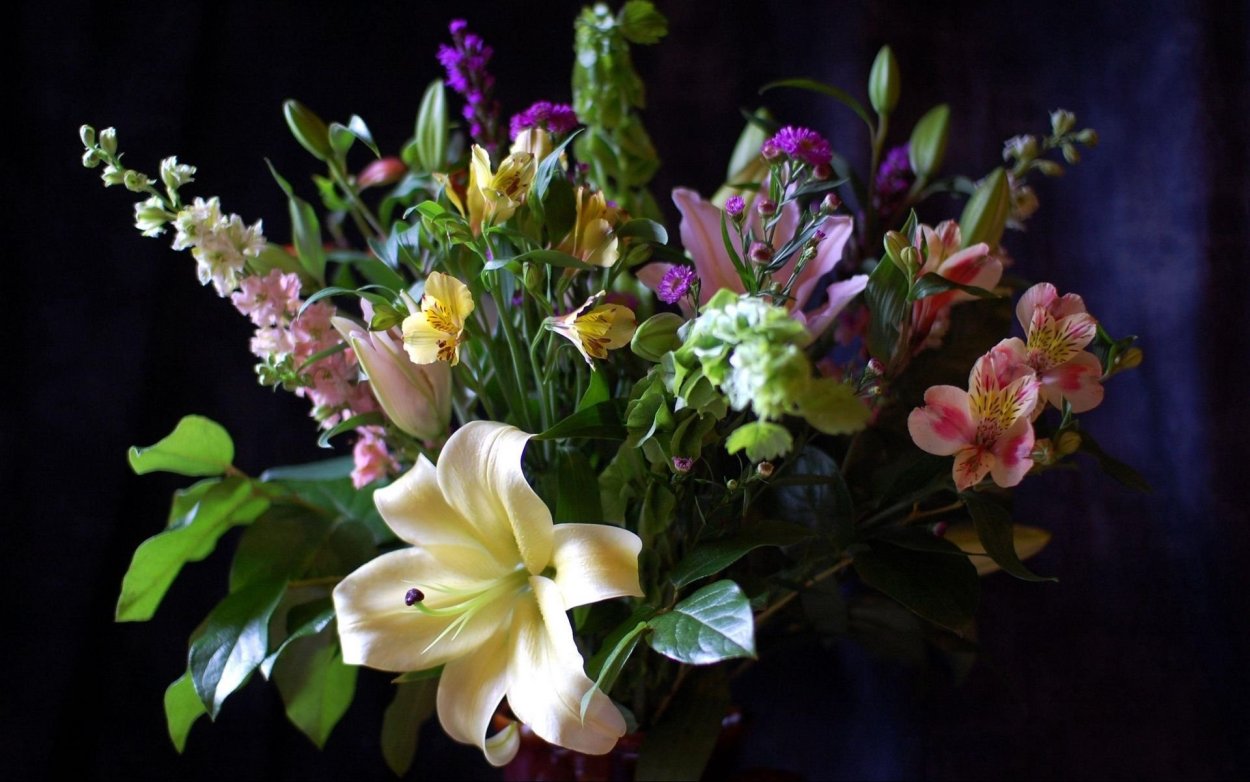 Лилии и гипсофила букет