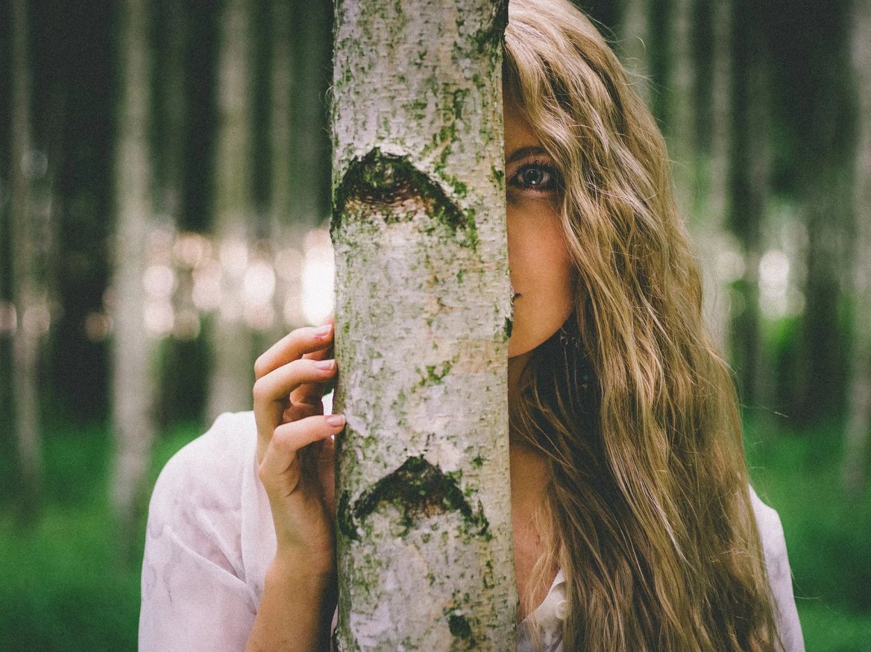 Девушка около дерева