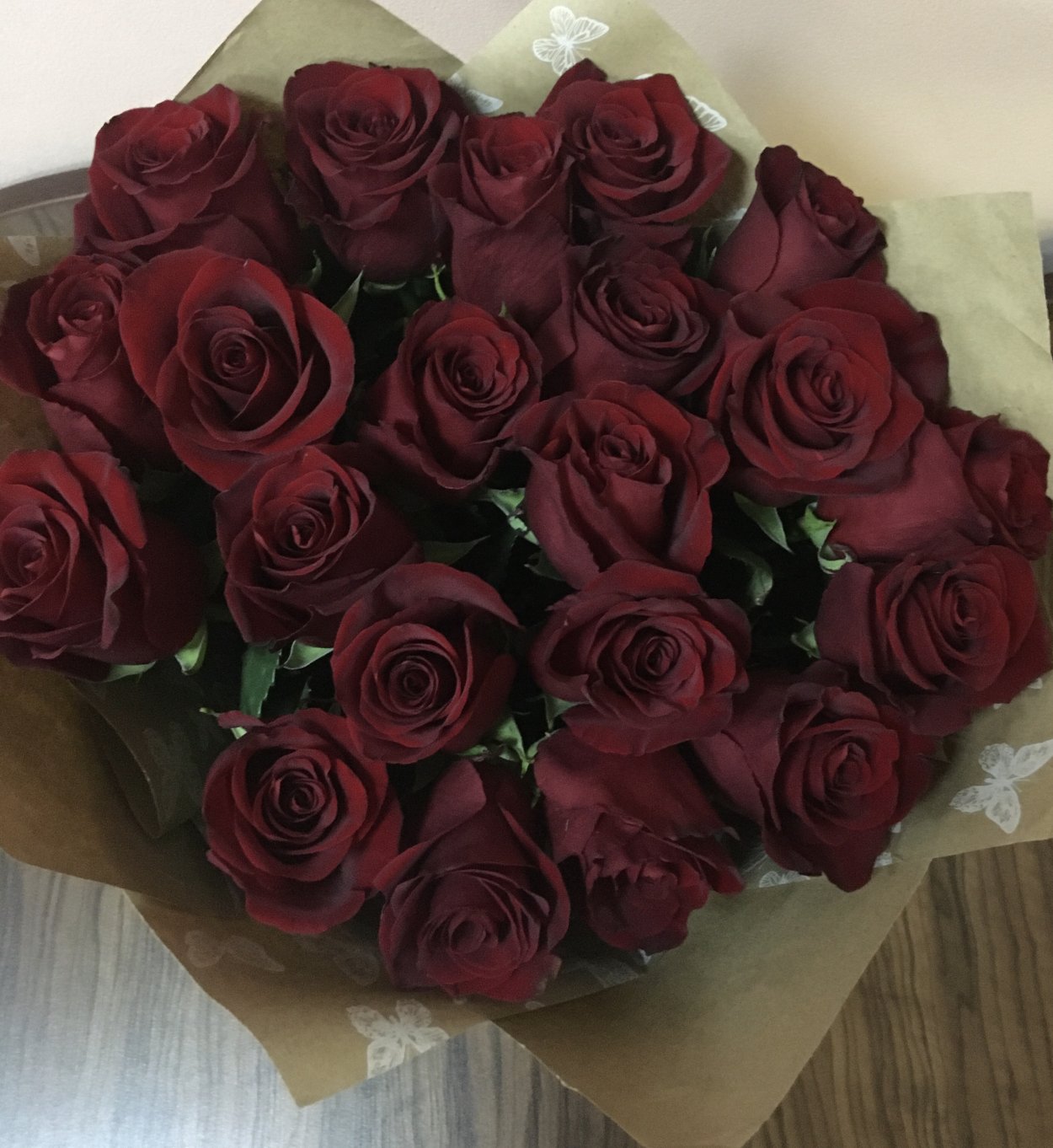 Роза бордовая