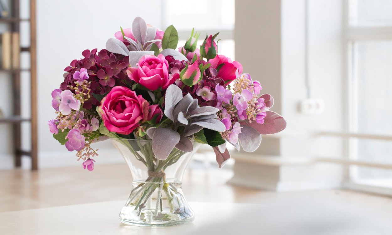 Розы в вазе