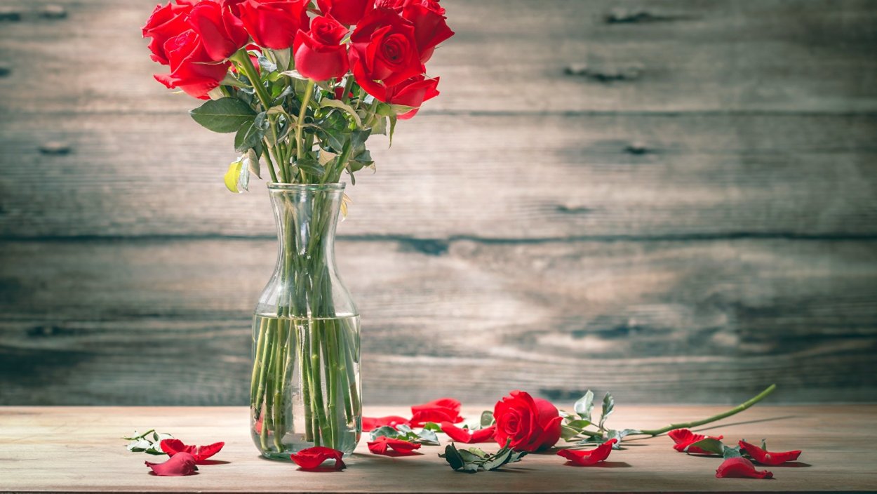 Красивые цветы в вазах