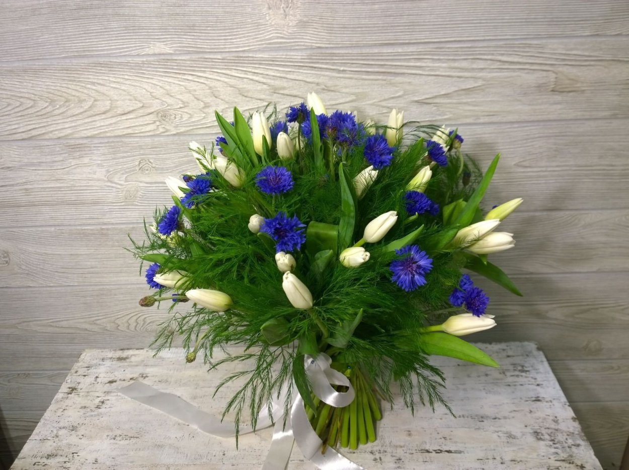Букет с васильками