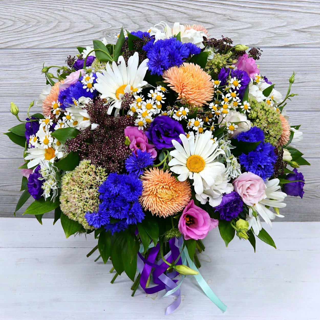 Букет с васильками и другими цветами