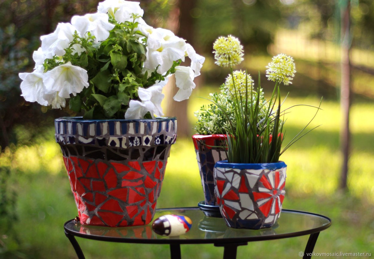 Цветы в вазонах в саду