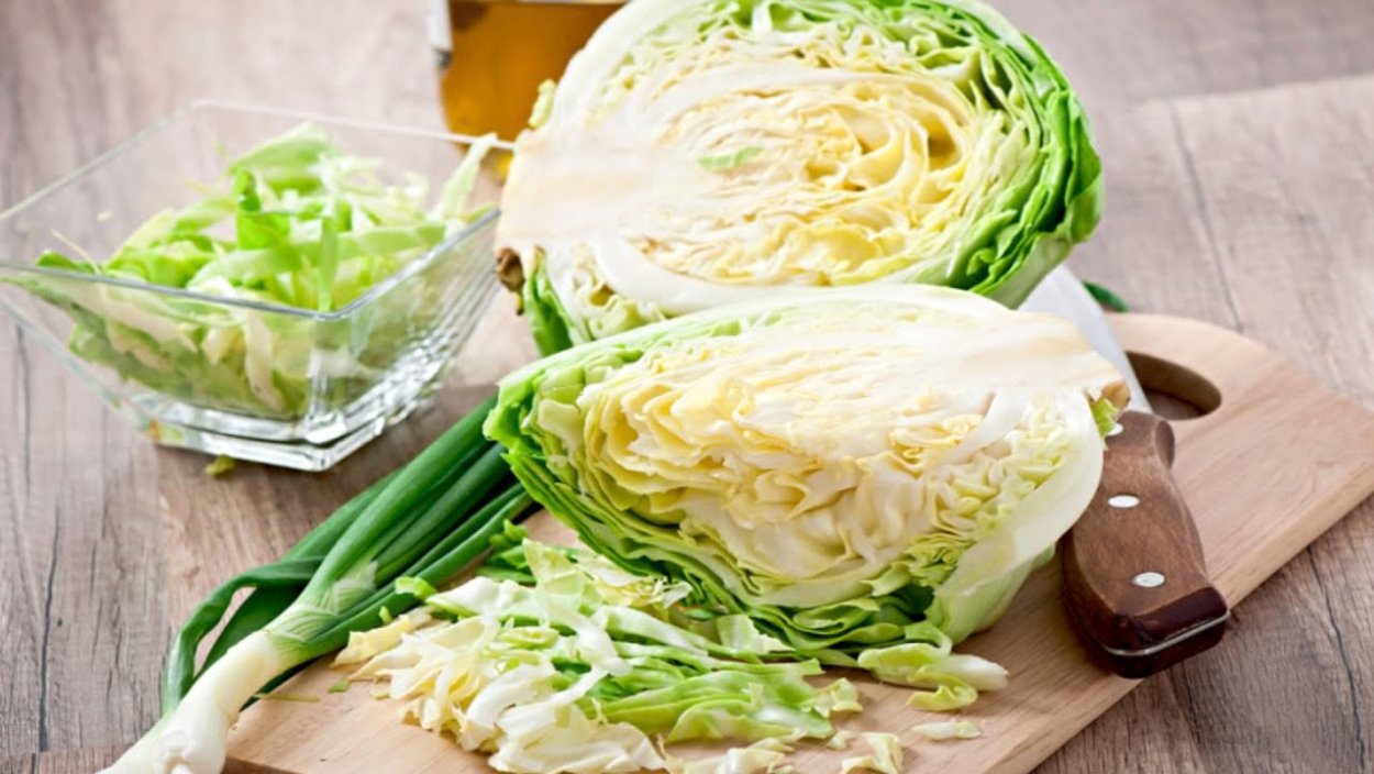 Зелёная молодая капуста и белокочанная