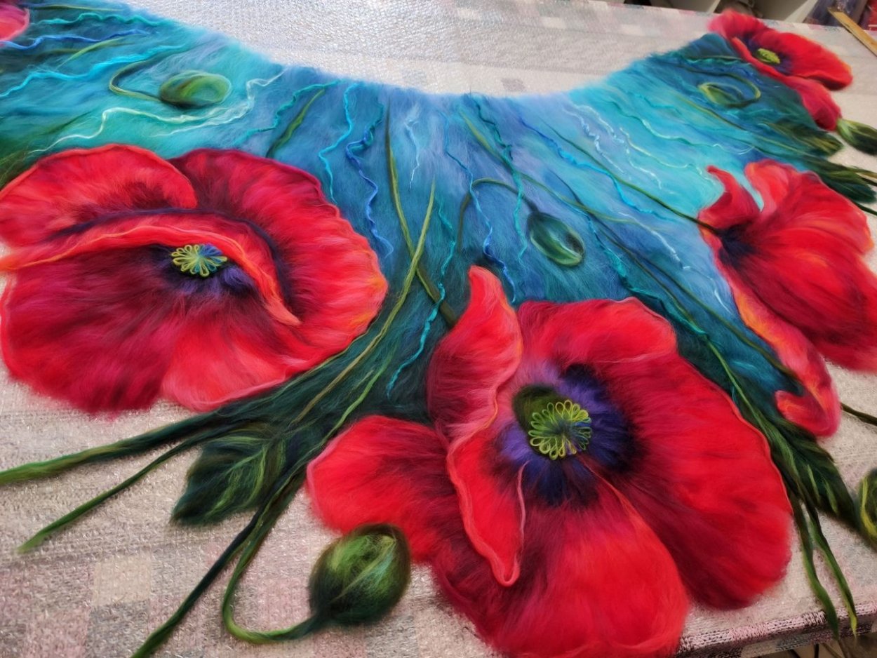 Котенок с венком на голове