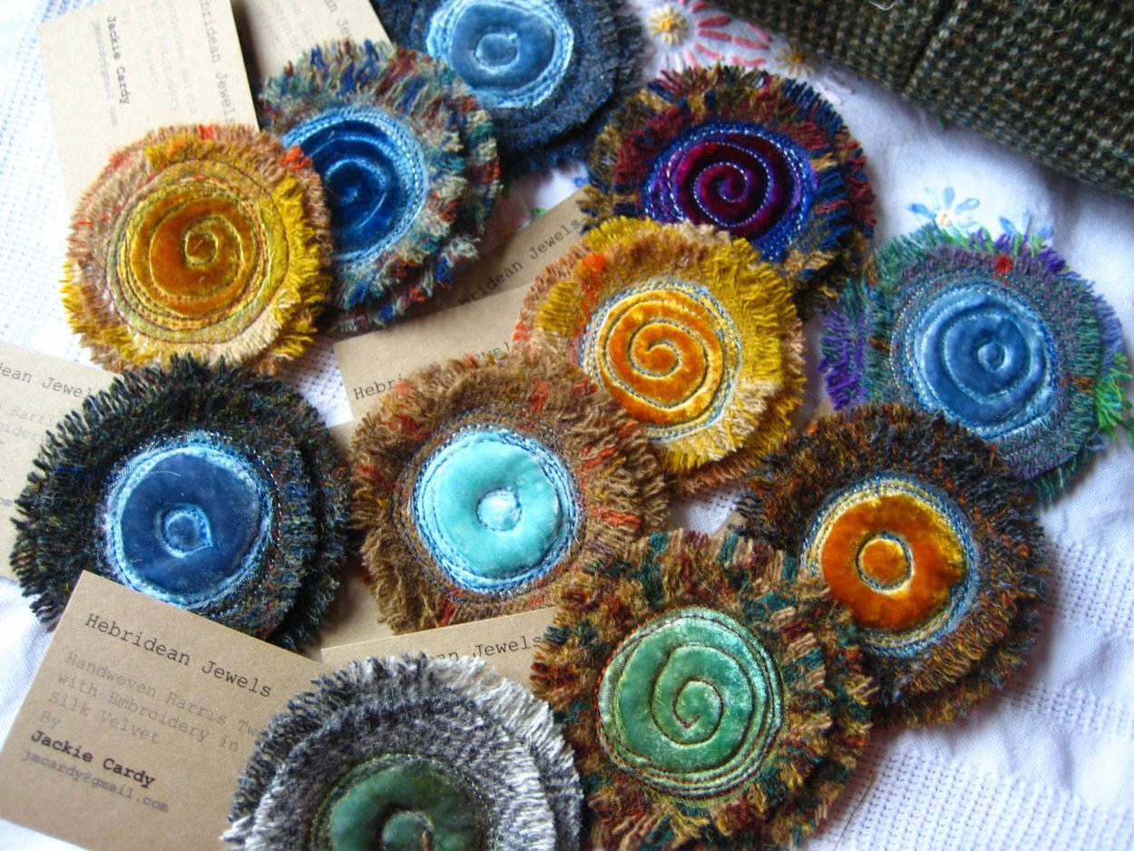 Котенок с венком на голове