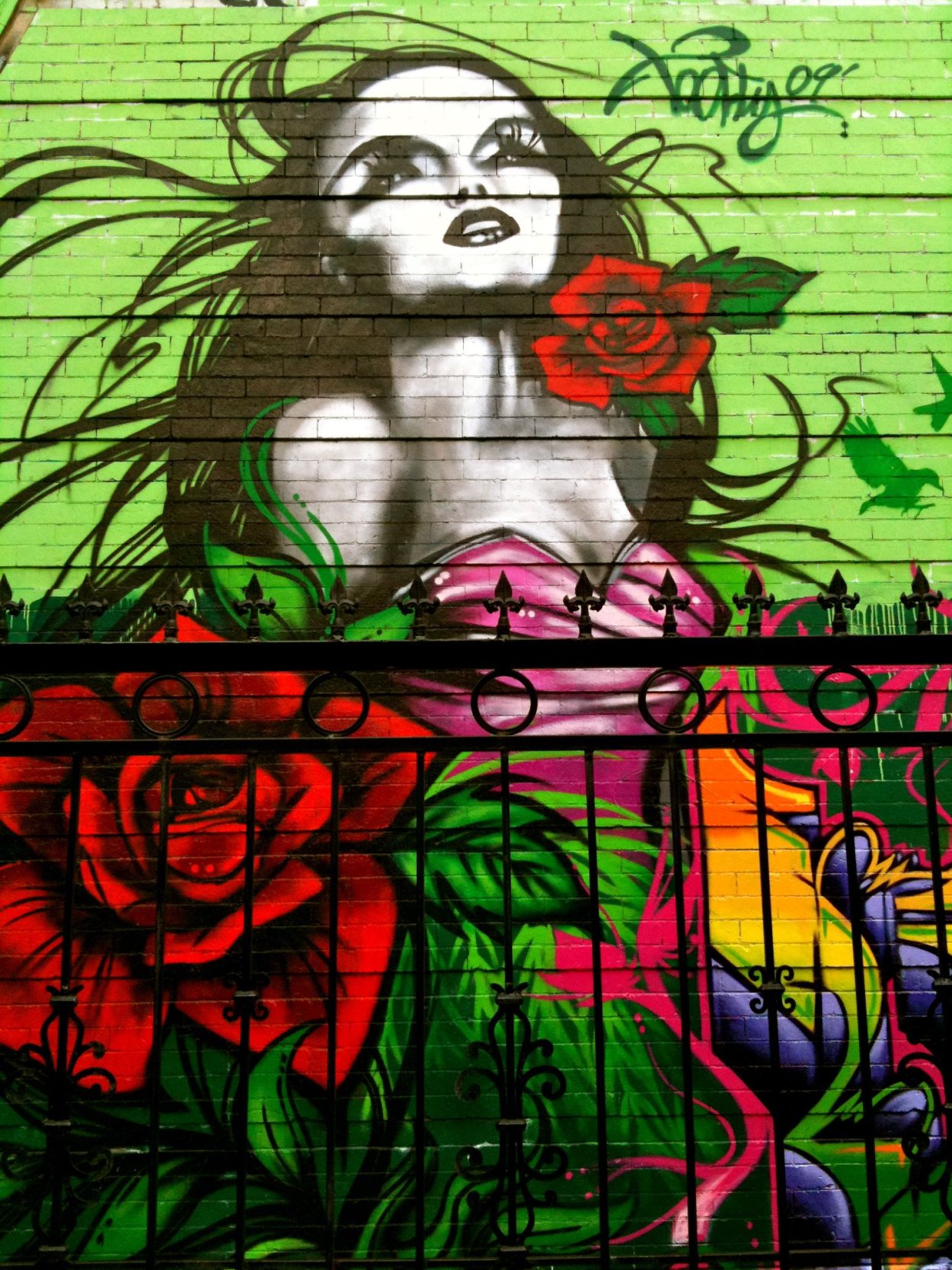 Брюнетка с розами селфи