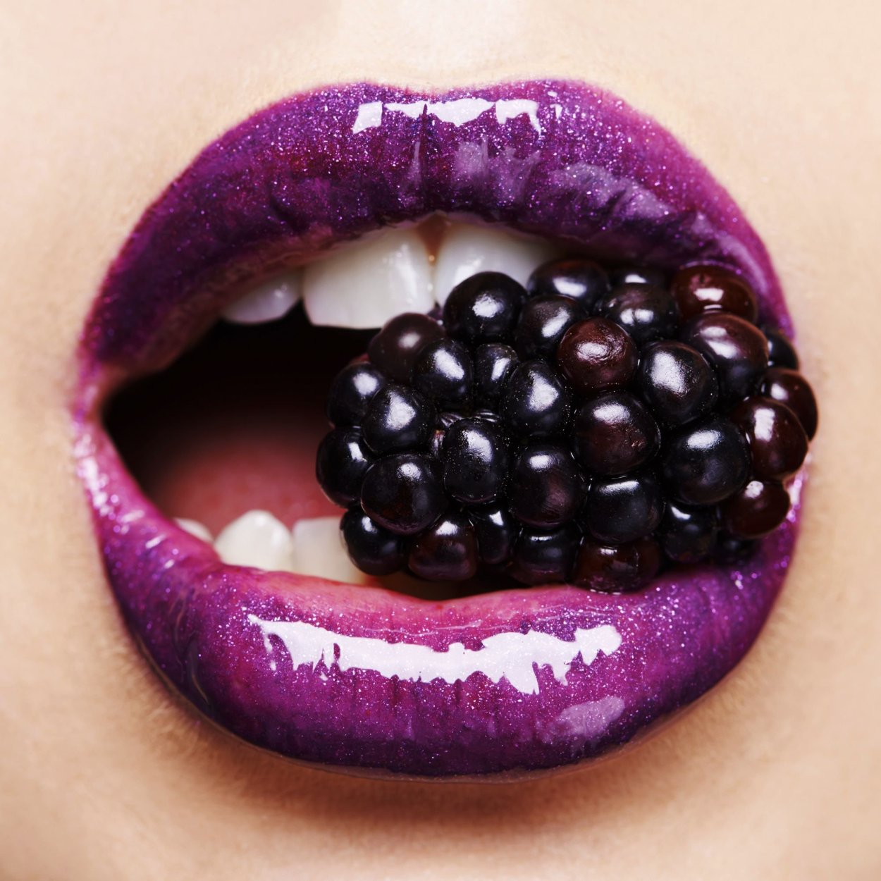 Красивые губы с фруктами