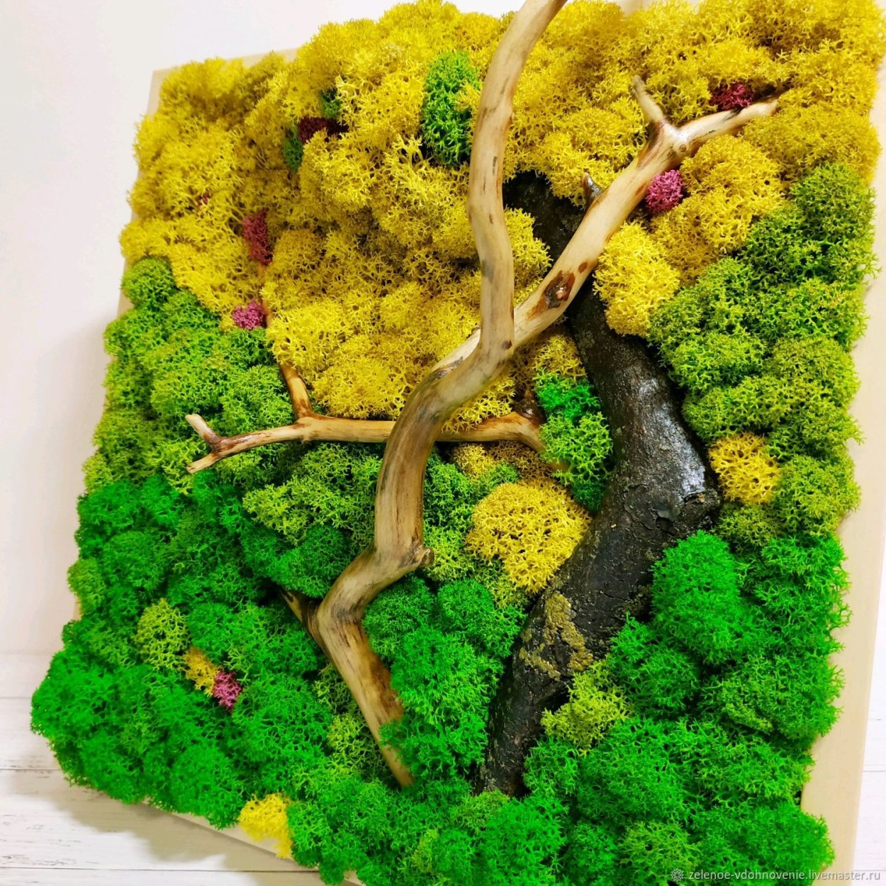 Дерево из стабилизированного мха