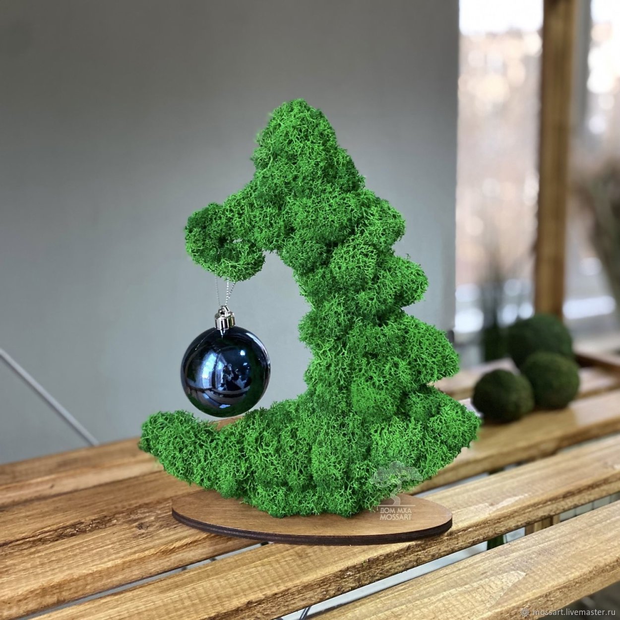 Дерево из стабилизированного мха