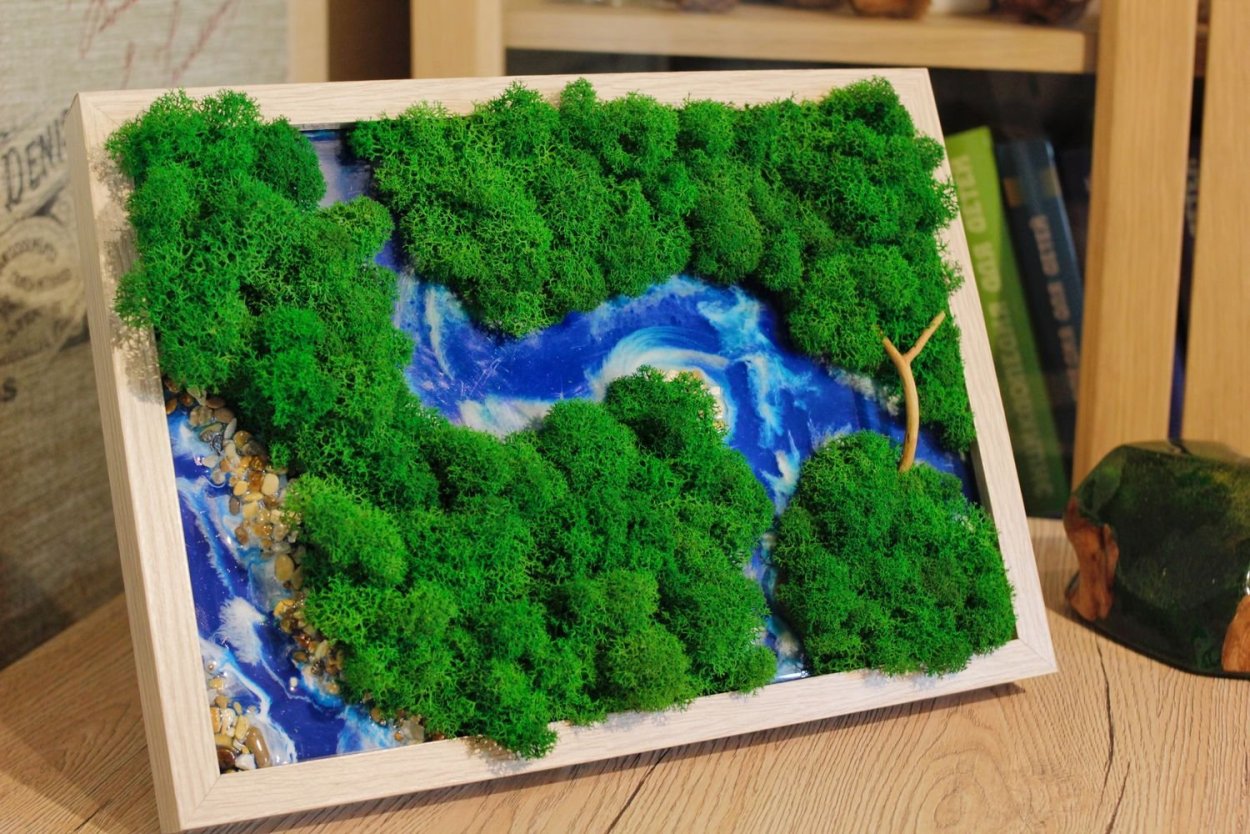 Панно из мха и эпоксидной смолы