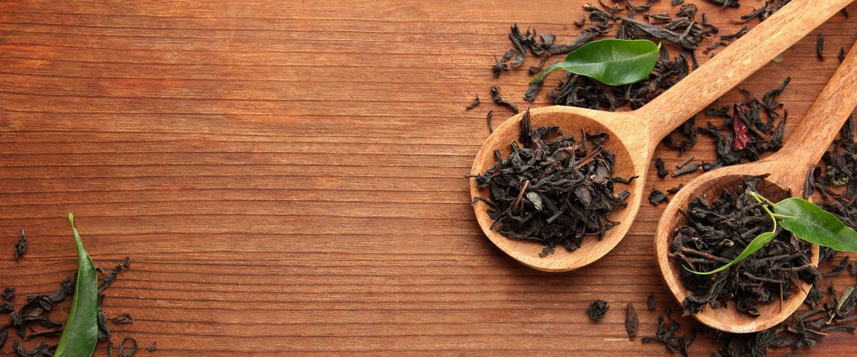 Листья чая на столе