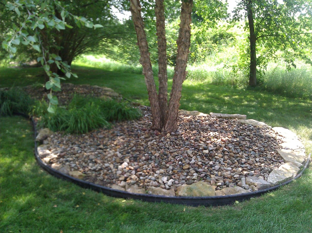Приствольный круг камнями
