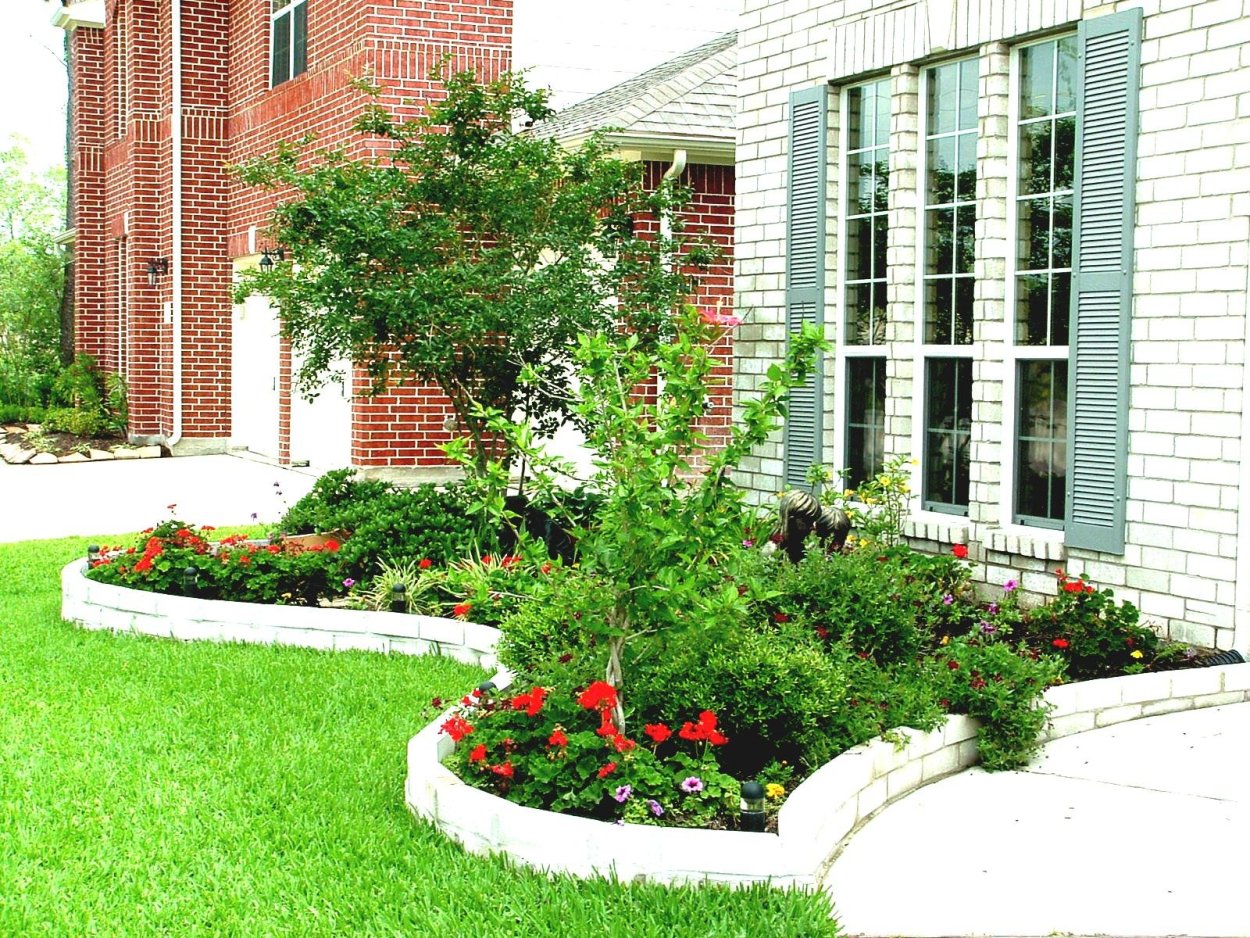 Клумба перед домом