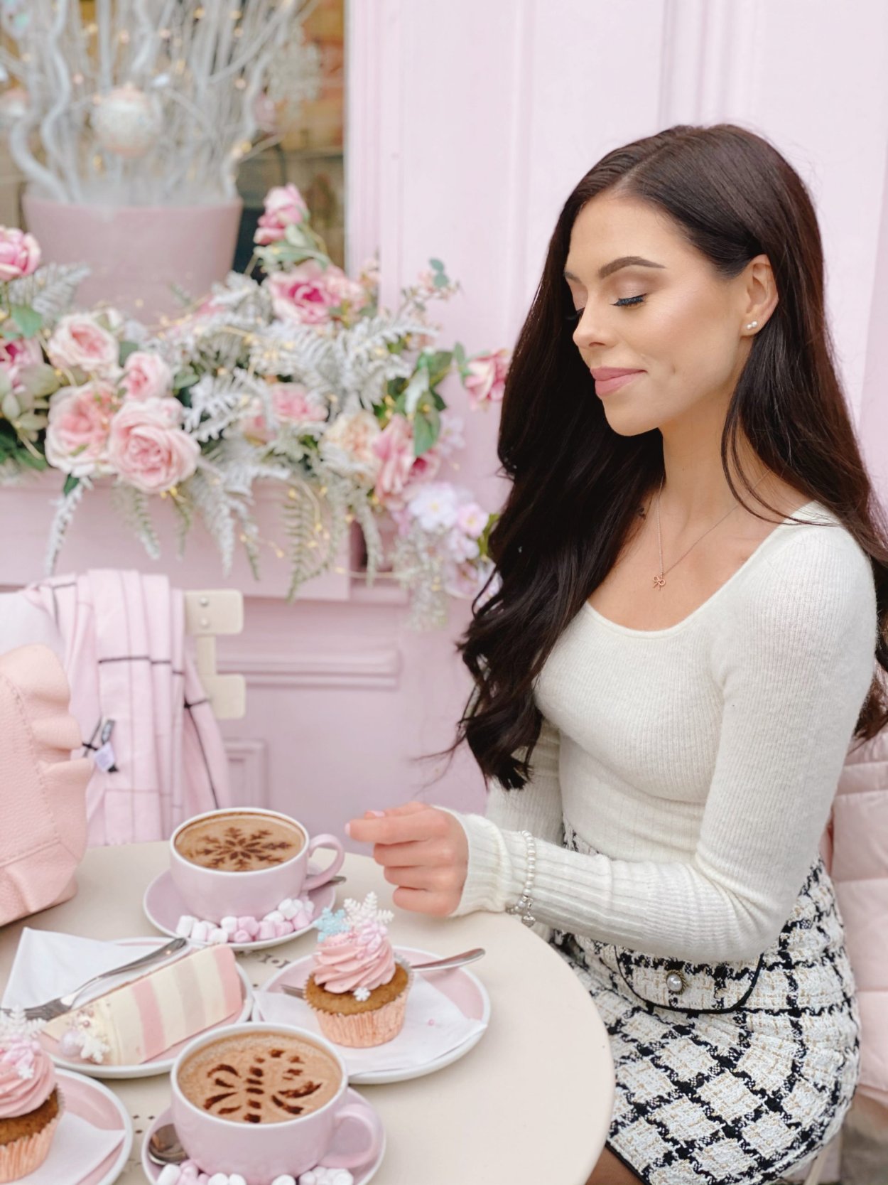 Девушка в купальнике с косичками