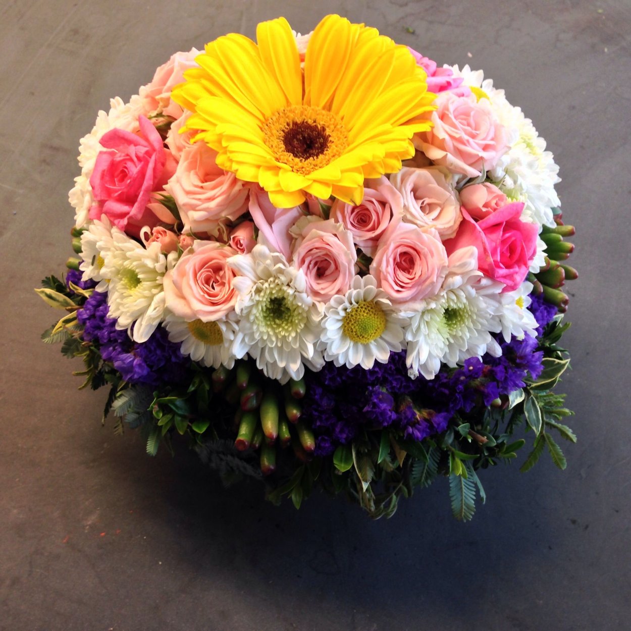 Круглый букет из цветов