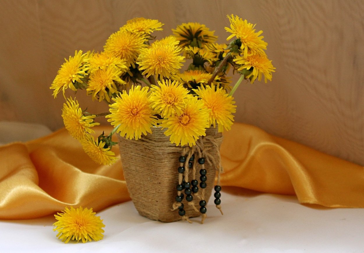 Букетик желтых одуванчиков в вазочке