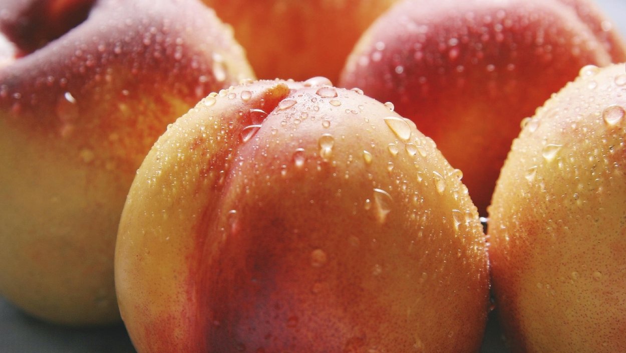 Аппетитный персик