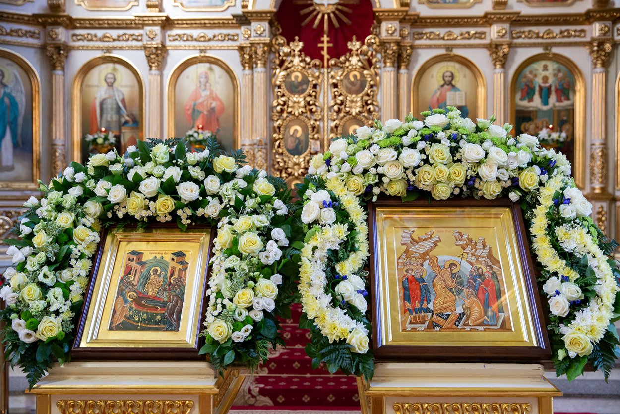 Украшение иконы цветами