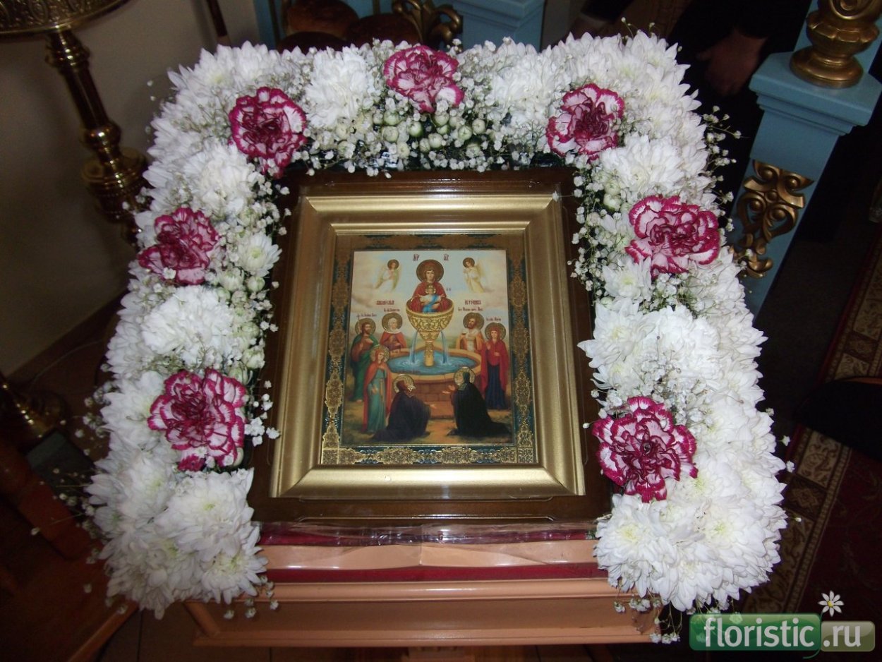 Украшение иконы хризантемами