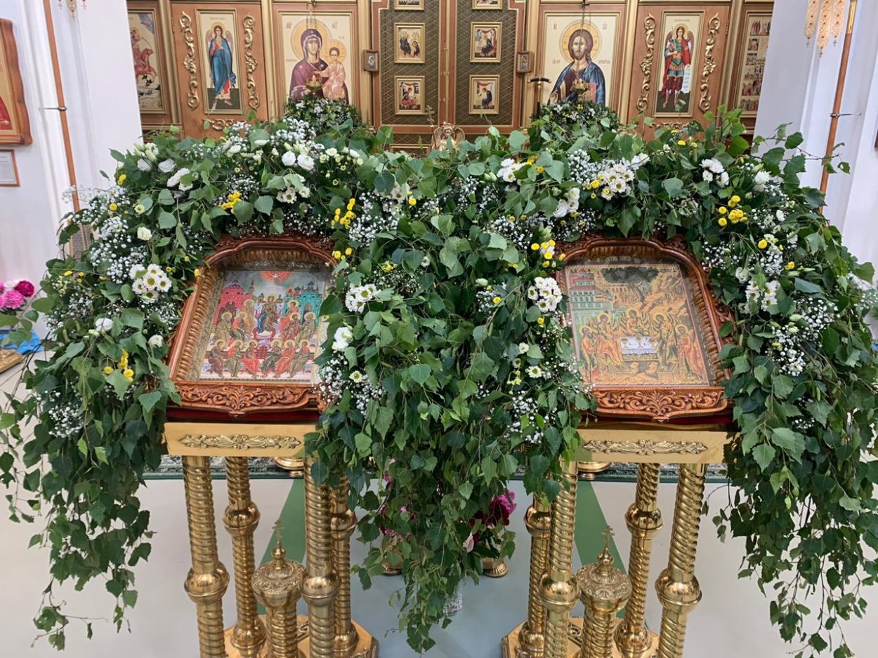 Икона Святой Троицы на аналое