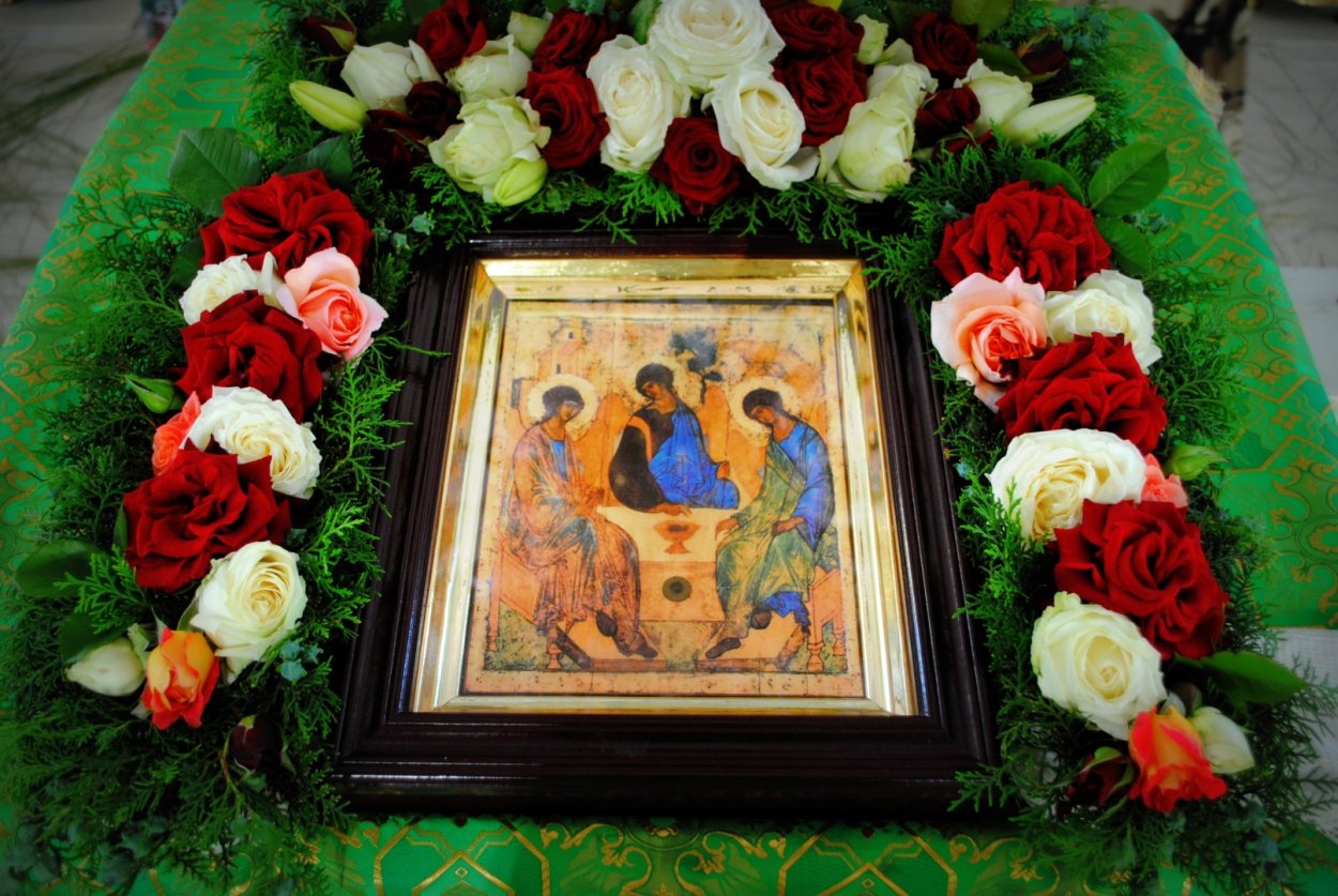 Украшение иконы Святой Троицы