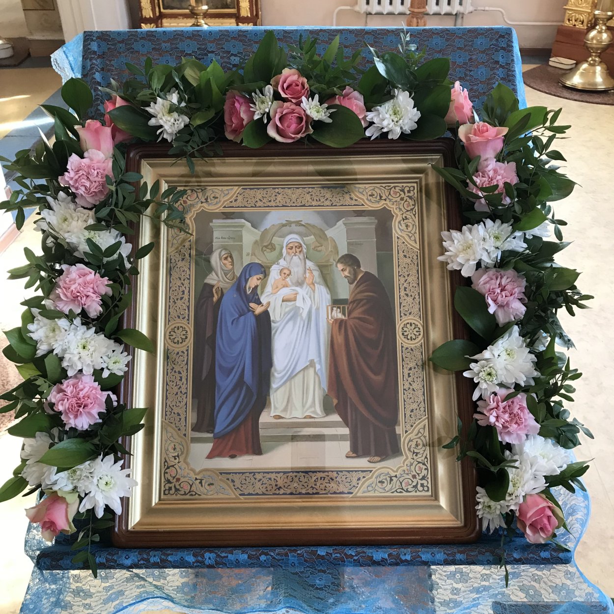 Украшение иконы сиренью