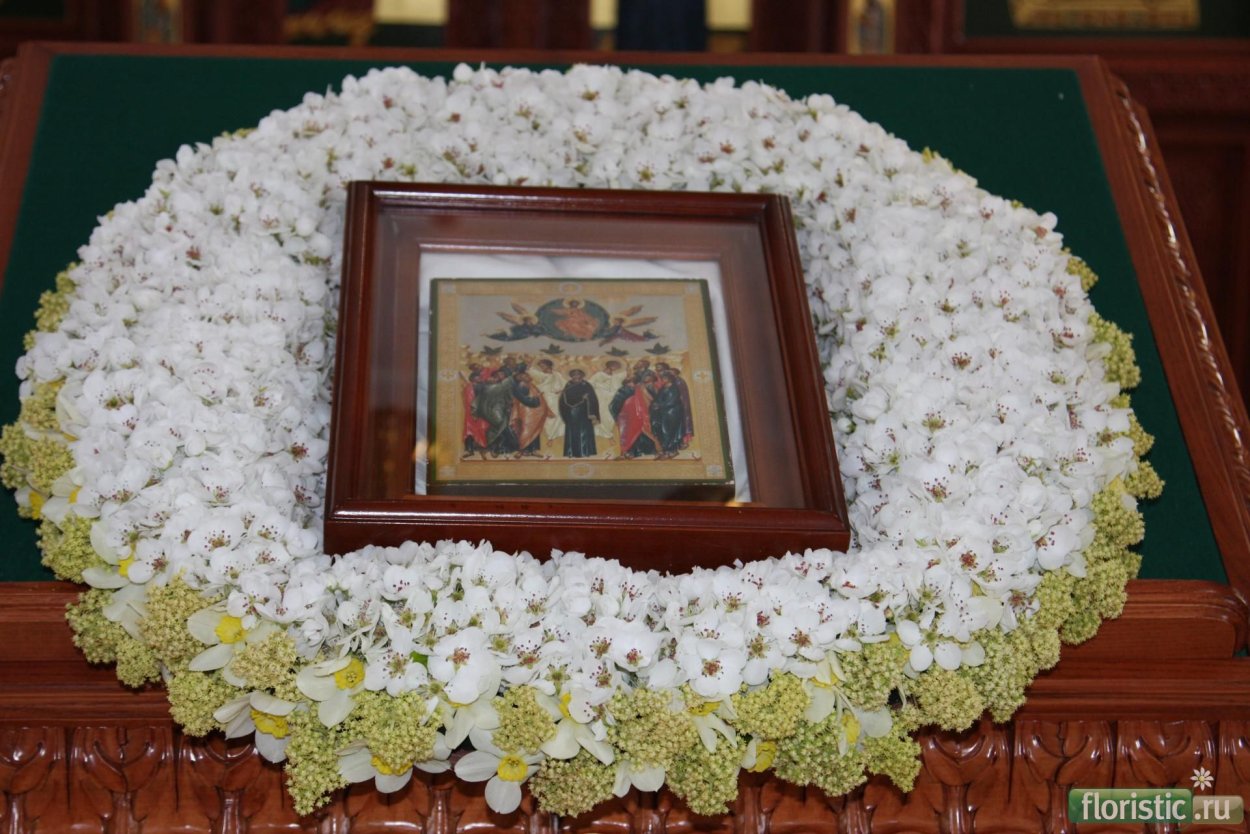 Украшение икон живыми цветами