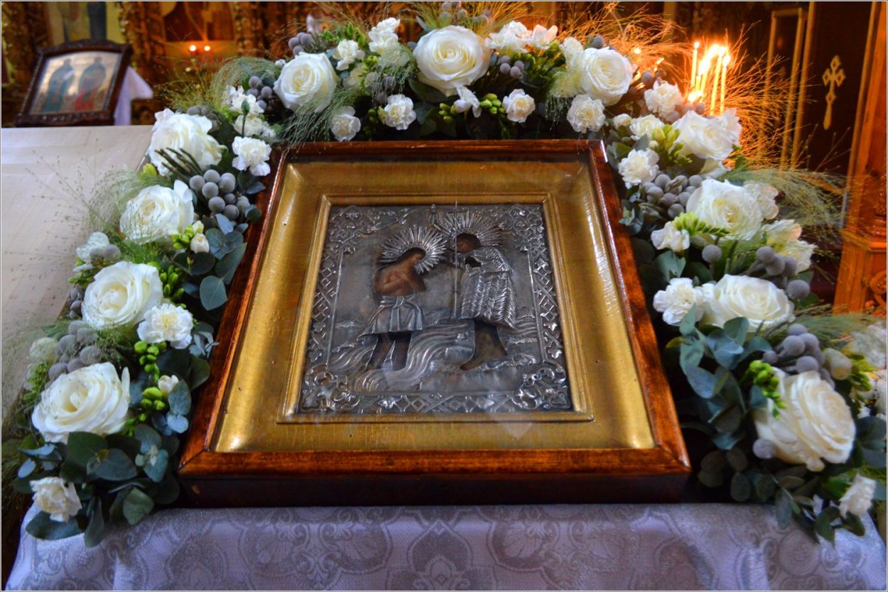 Украшение иконы цветами