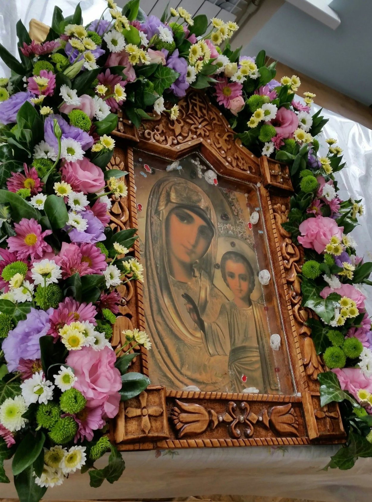 Украшение иконы цветами