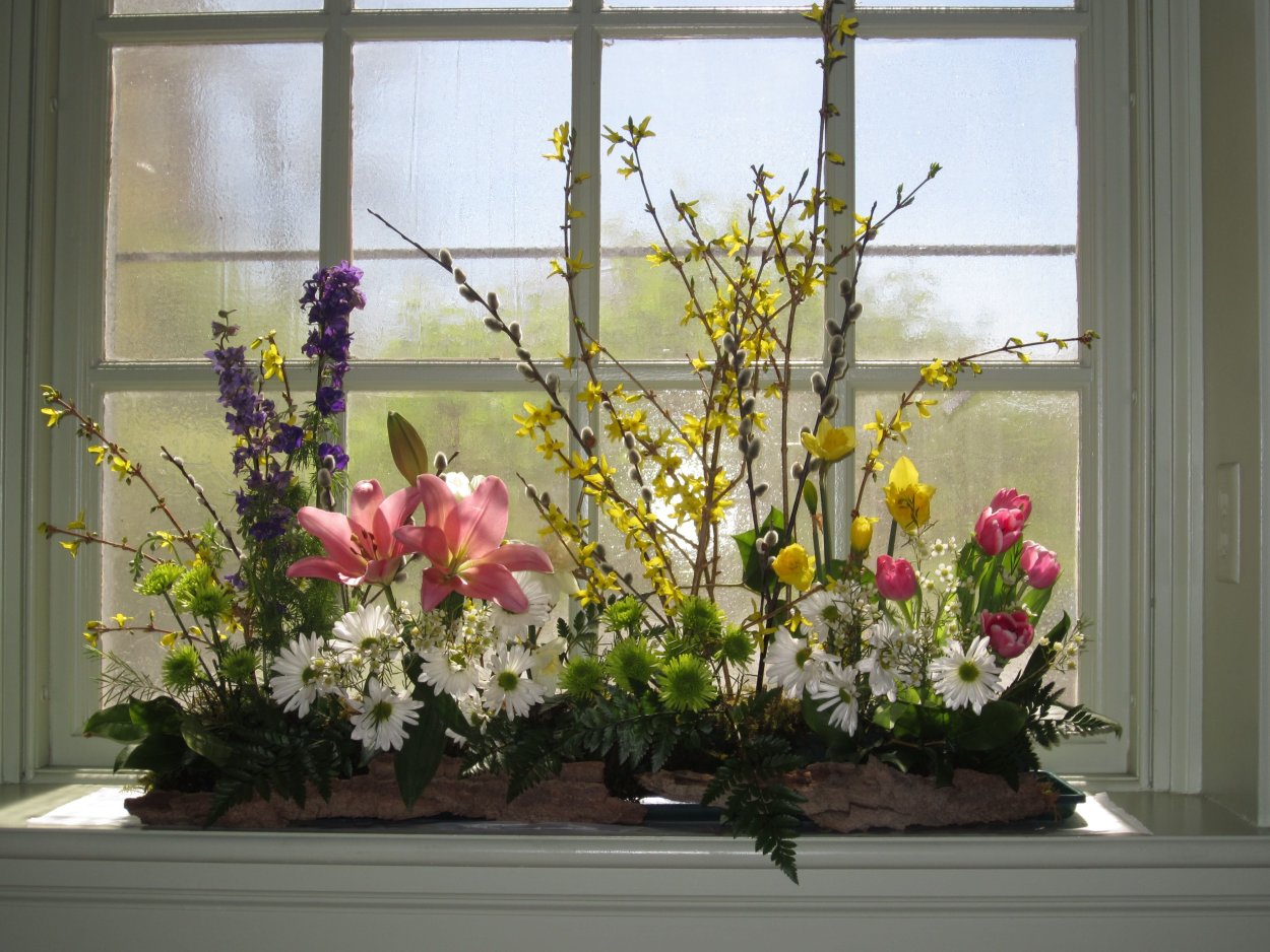 Букет цветов на окне