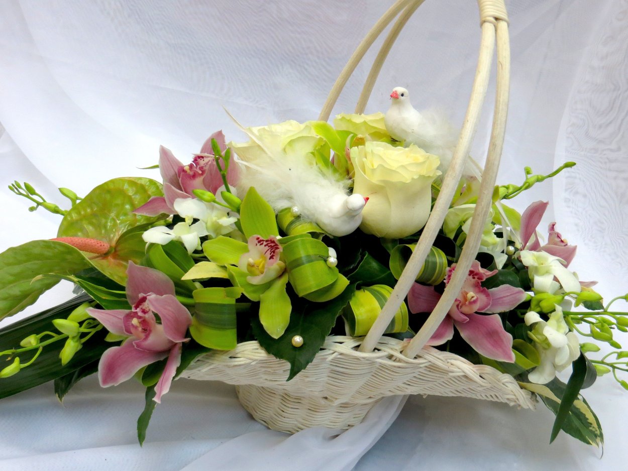 Флористическая композиция в плоской корзинке