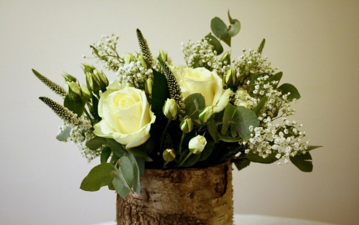 Мини композиция из цветов с зеленью