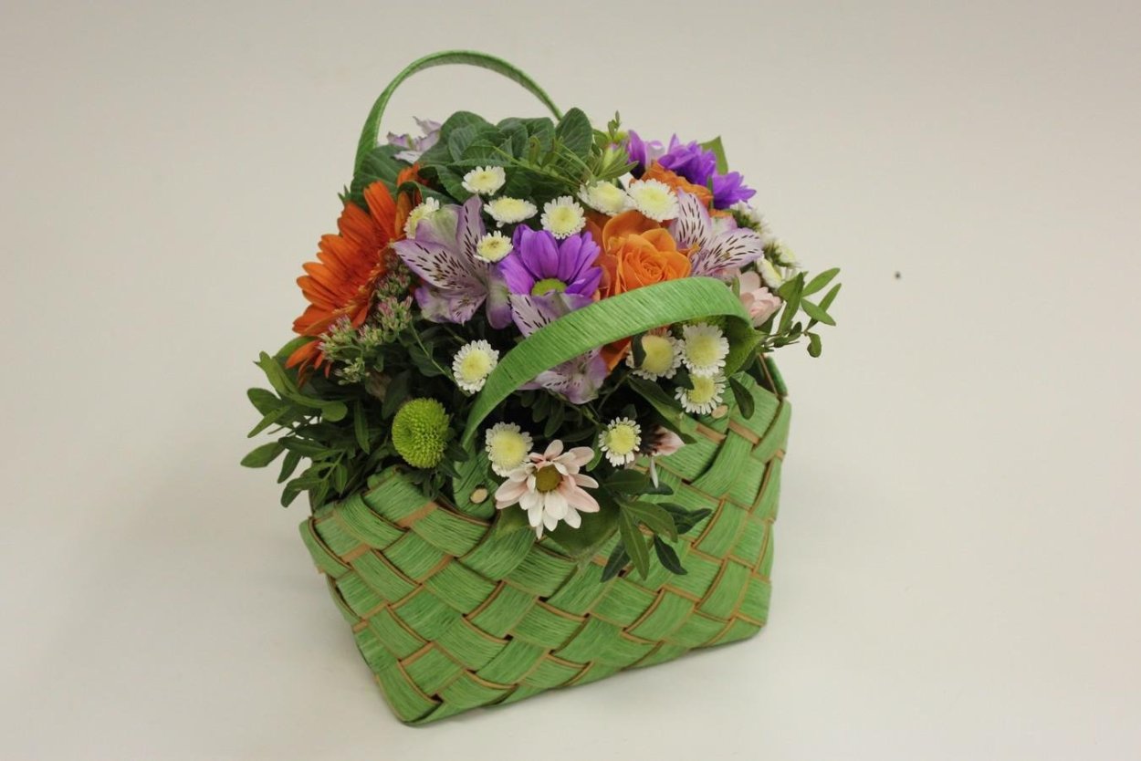 Оригинальные букеты в корзинках