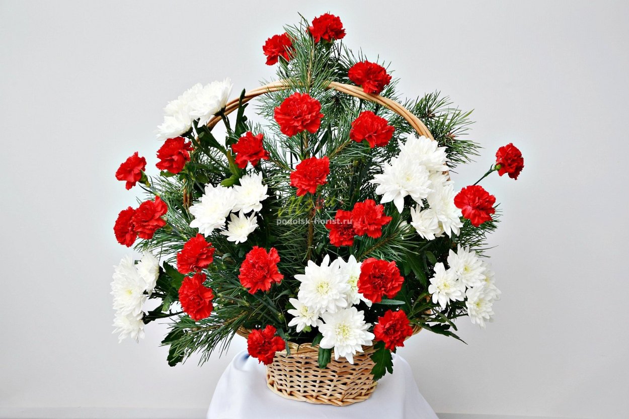 Траурный букет из гвоздик и хризантем